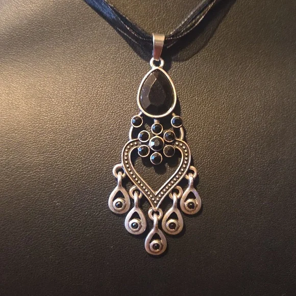 Facted Acrylic Black Rhinestone Chandelier Pendant Necklace - Picture 3 of 4